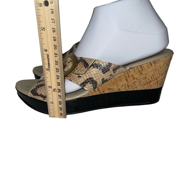 Amalfi by Rangoni Sandals Size 8.5M Black/Tan Snake Pattern Wedge Cork Slip On - Picture 7 of 13